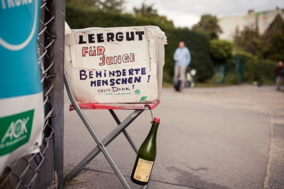 A box where bottles can be left at Berlin's Tempelhofer Feld, labeled 